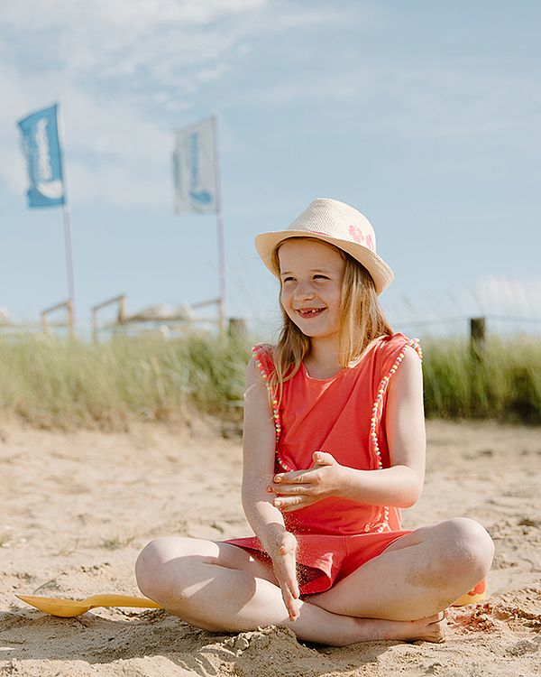 Junges Mädchen spiel im Sand der Lagune in Büsum 
